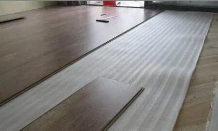装修新房这样铺木地板,防潮又隔音,太聪明了